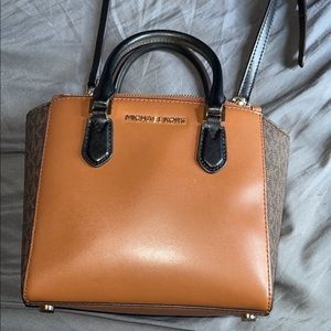 Micheal Kors Small Purse🤎